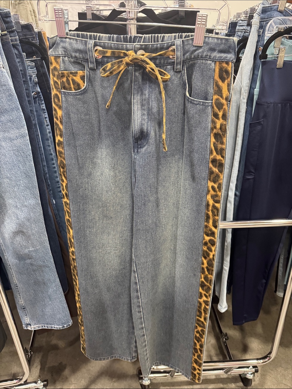 JODIFL Denim Wide-Leg Jeans with Leopard Side Stripes